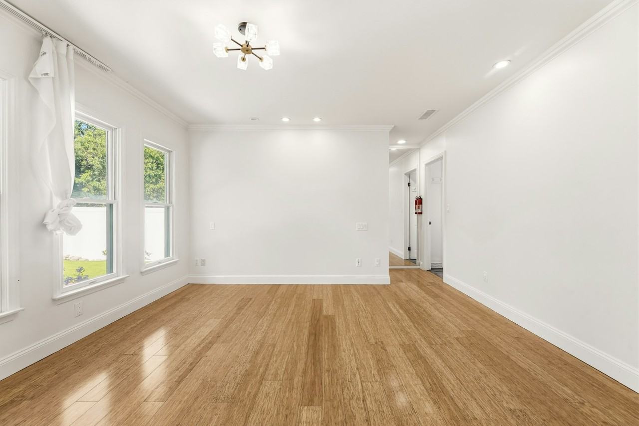 20305 Aetna Street - Photo 6 of 36