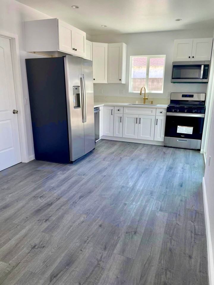 19036 Plummer St - Photo 4 of 10