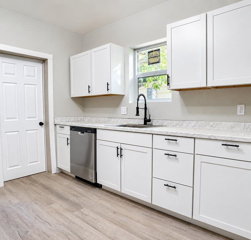1507 W 17th St - Photo 2 of 9