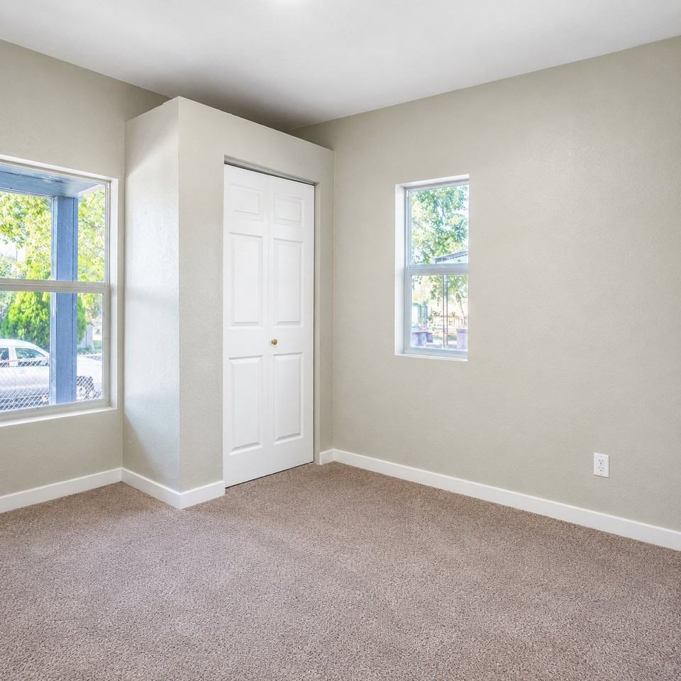 1507 W 17th St - Photo 5 of 9