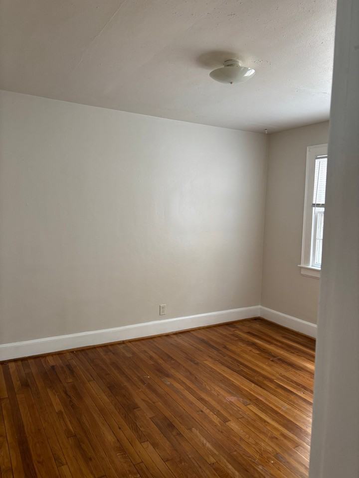 130 Riverview Ave - Photo 7 of 8