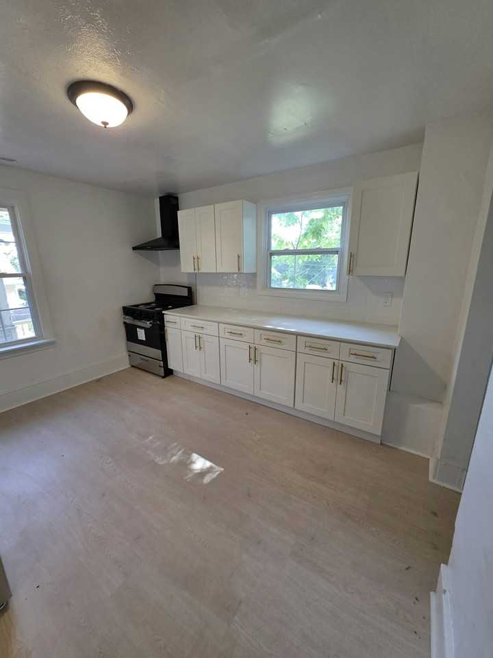 2049 West 85th Street, Unit 2 Up - Photo 4 of 10