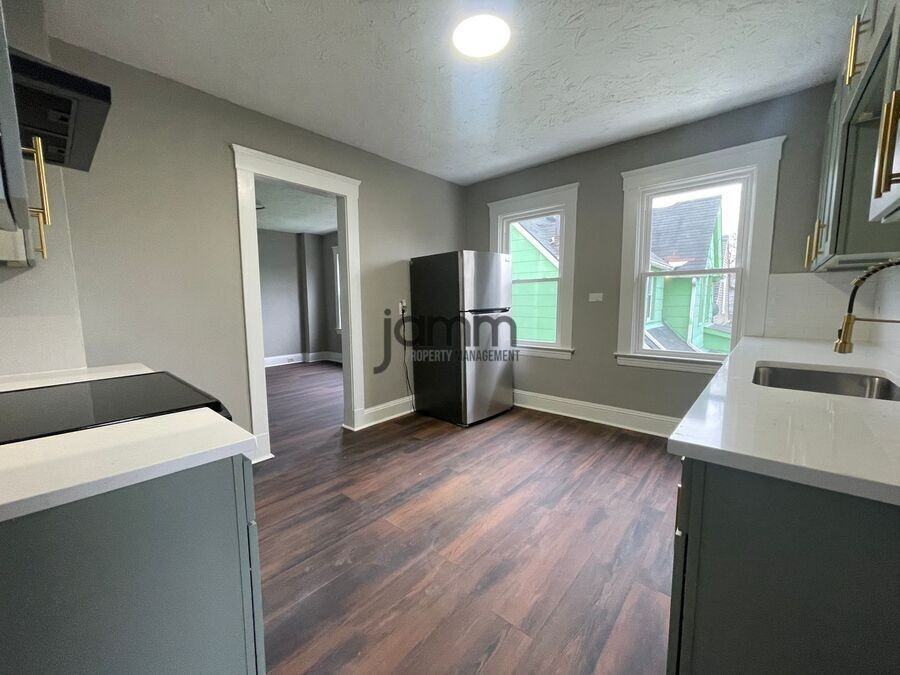 2024 W 104th St - Photo 4 of 22