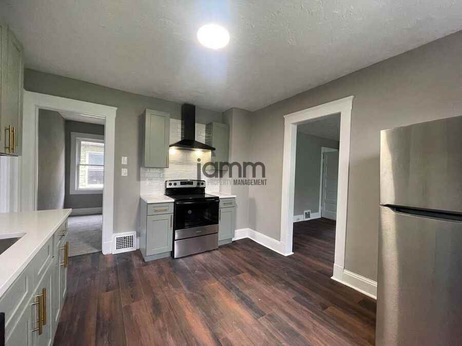 2024 W 104th St - Photo 5 of 22