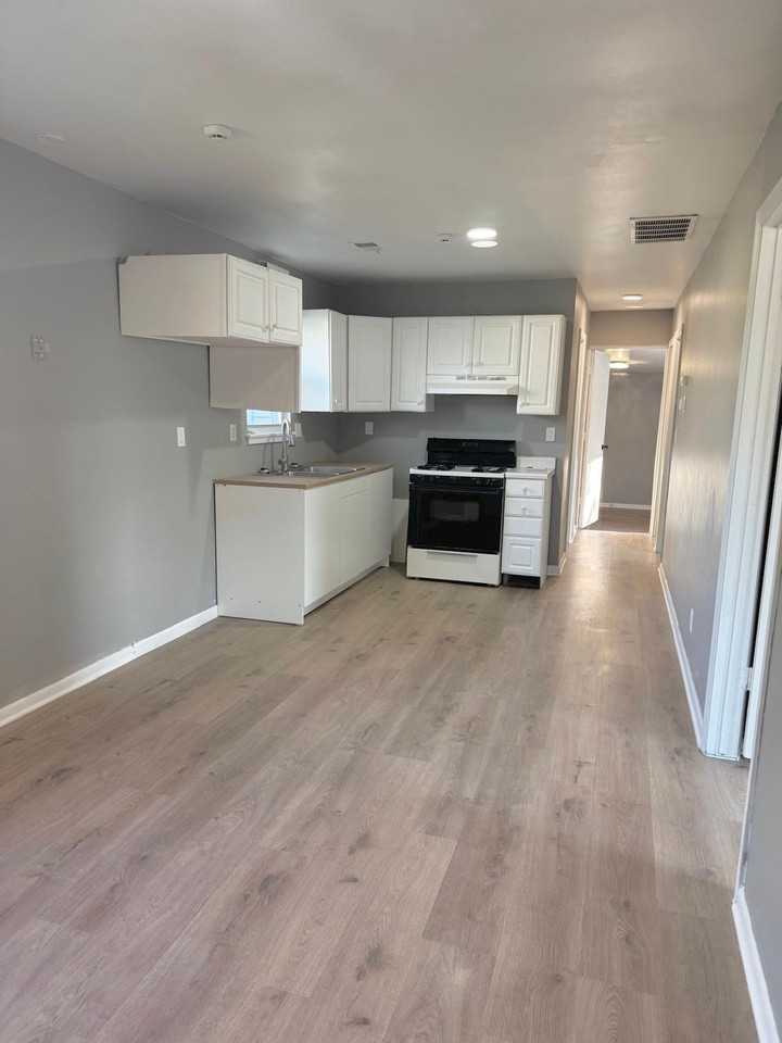 1431 E Bristol Rd - Photo 3 of 7