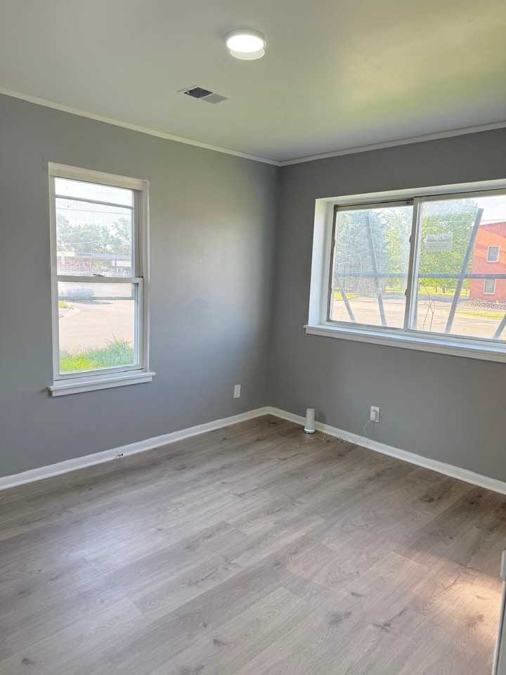 1431 E Bristol Rd - Photo 4 of 7