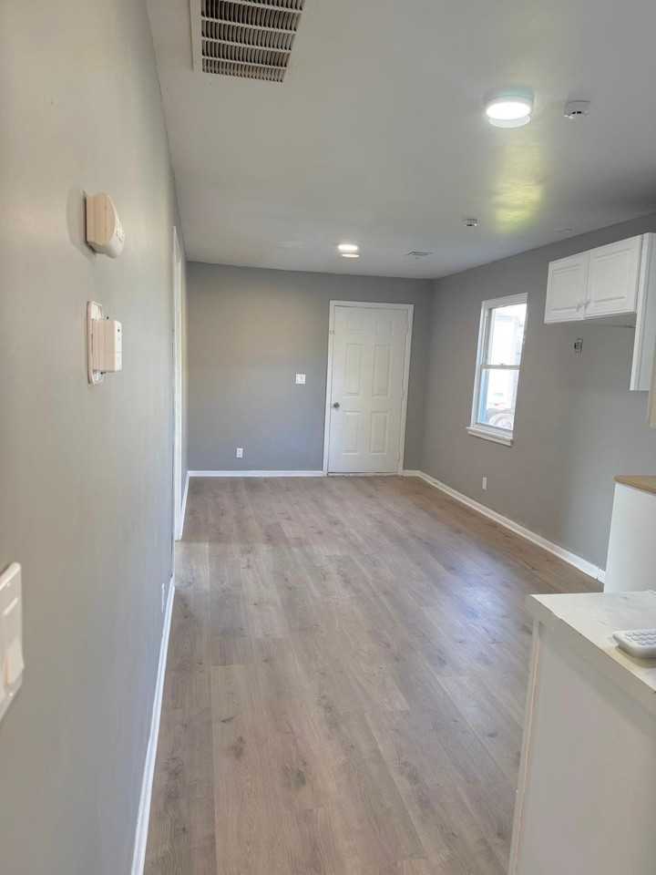 1431 E Bristol Rd - Photo 6 of 7