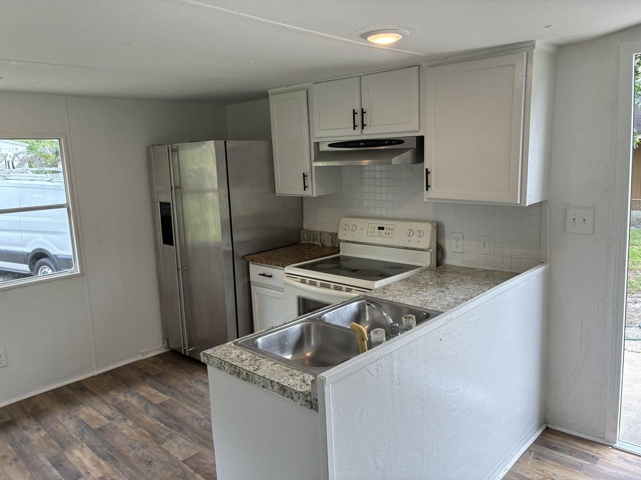 1666 Highland Ct - Photo 2 of 5