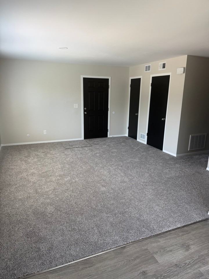 616 S Mount Carmel Ave #4 - Photo 4 of 17