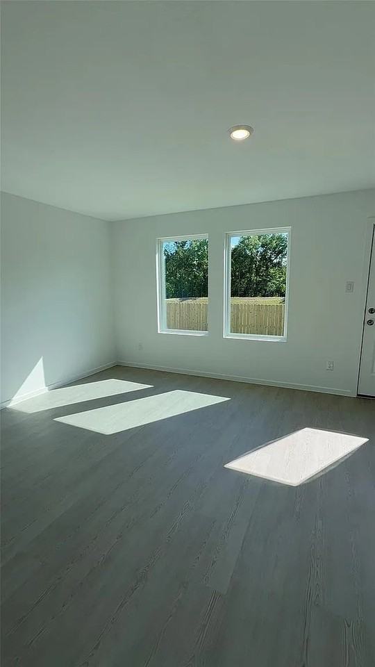 327 Parkin Ct - Photo 4 of 9