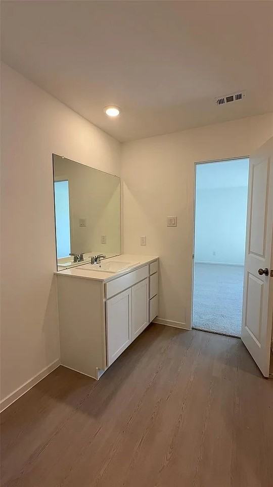 327 Parkin Ct - Photo 7 of 9