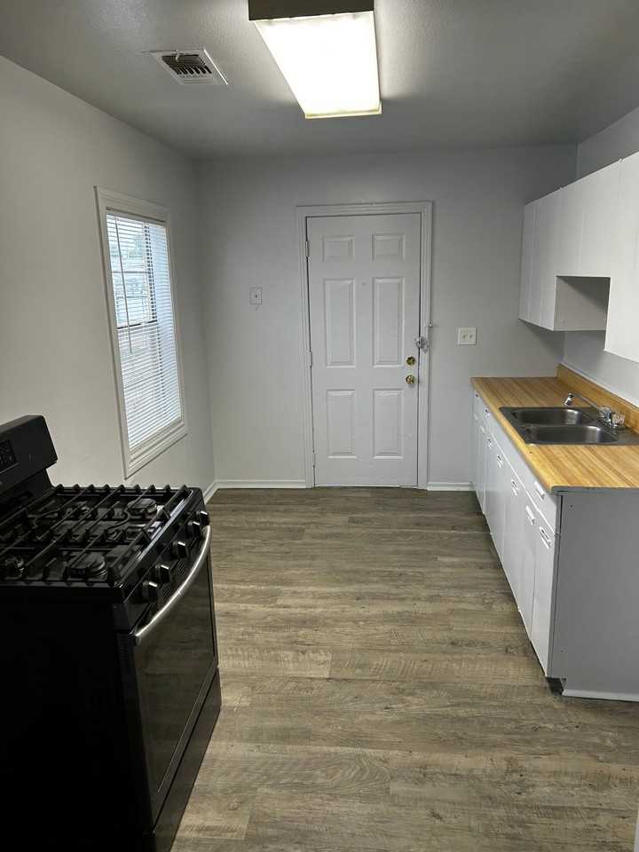 1628 N Woodland St - Photo 4 of 6