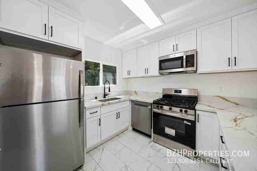 1029 N Gardner St - Photo 3 of 14