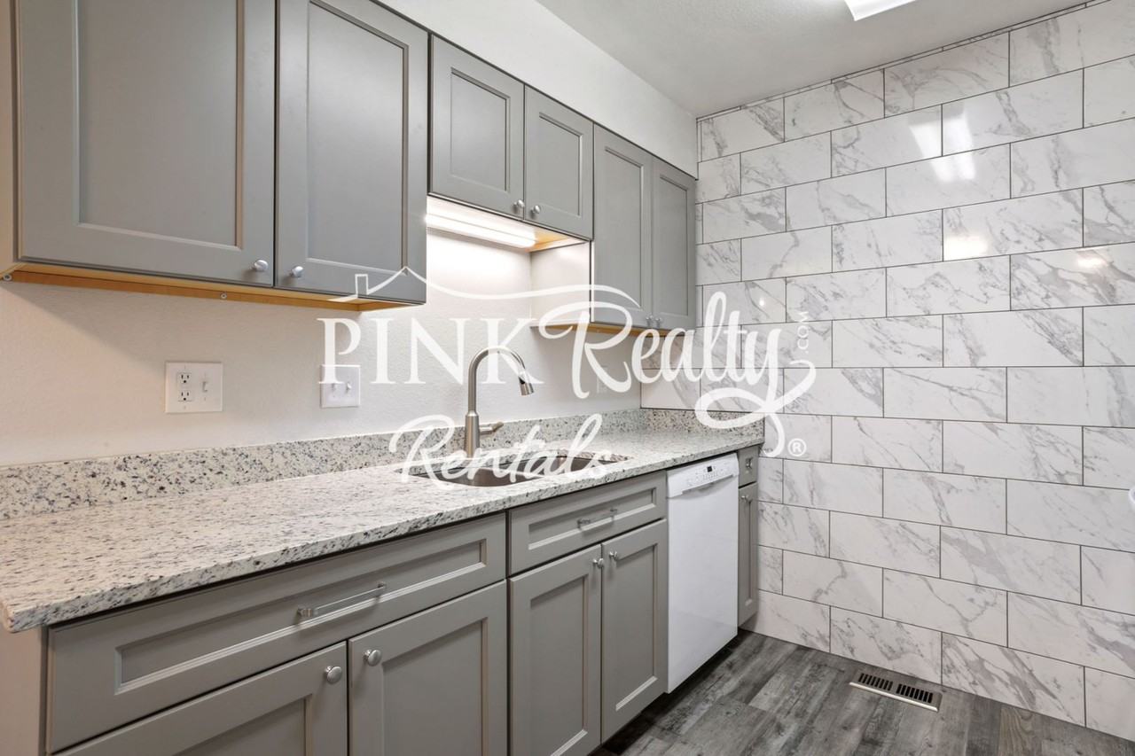 380 Paradise Cir #B6 - Photo 5 of 24