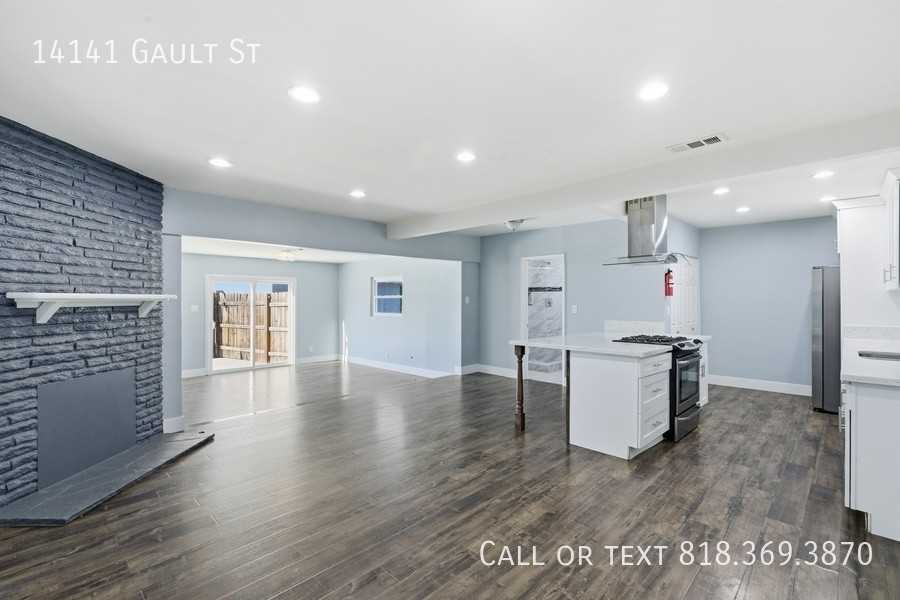 14141 Gault St - Photo 3 of 27