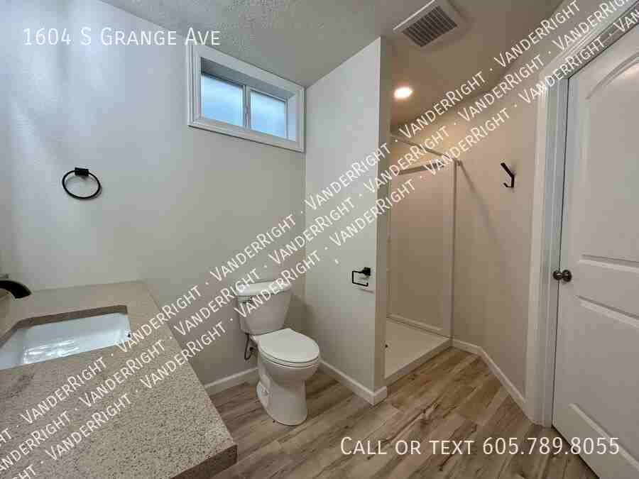 1604 S Grange Ave - Photo 2 of 31