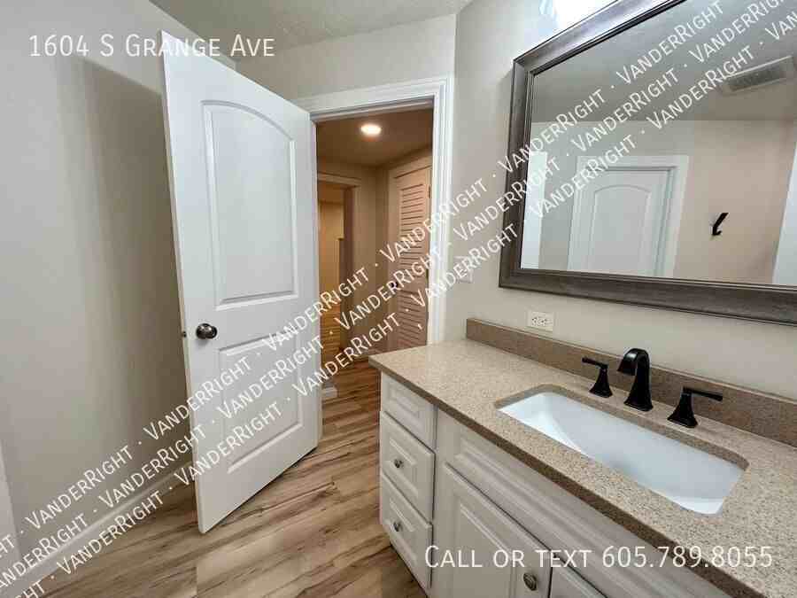 1604 S Grange Ave - Photo 3 of 31