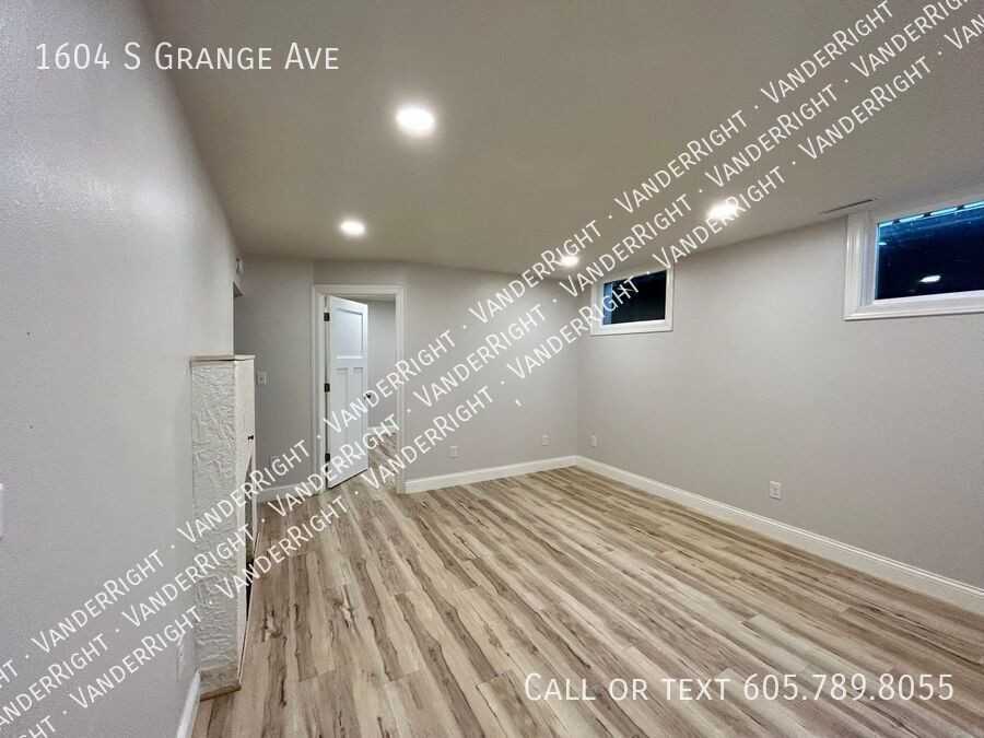 1604 S Grange Ave - Photo 7 of 31