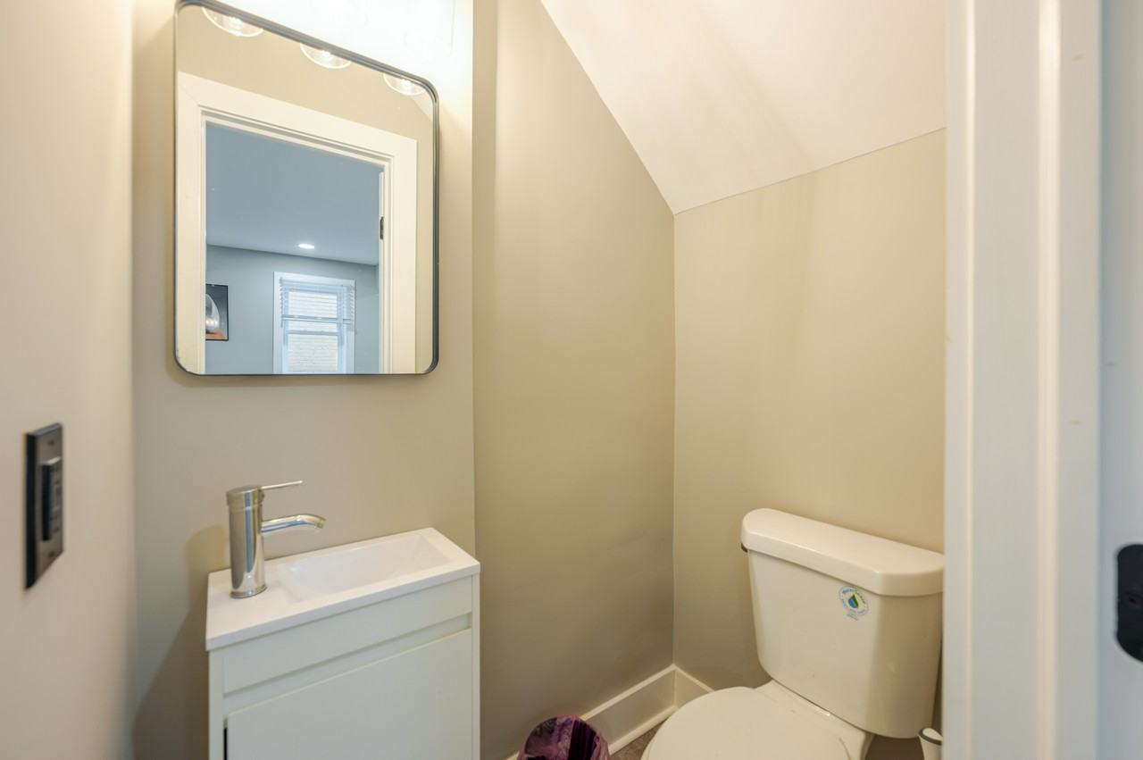 4523 Dix St Ne - Photo 7 of 31