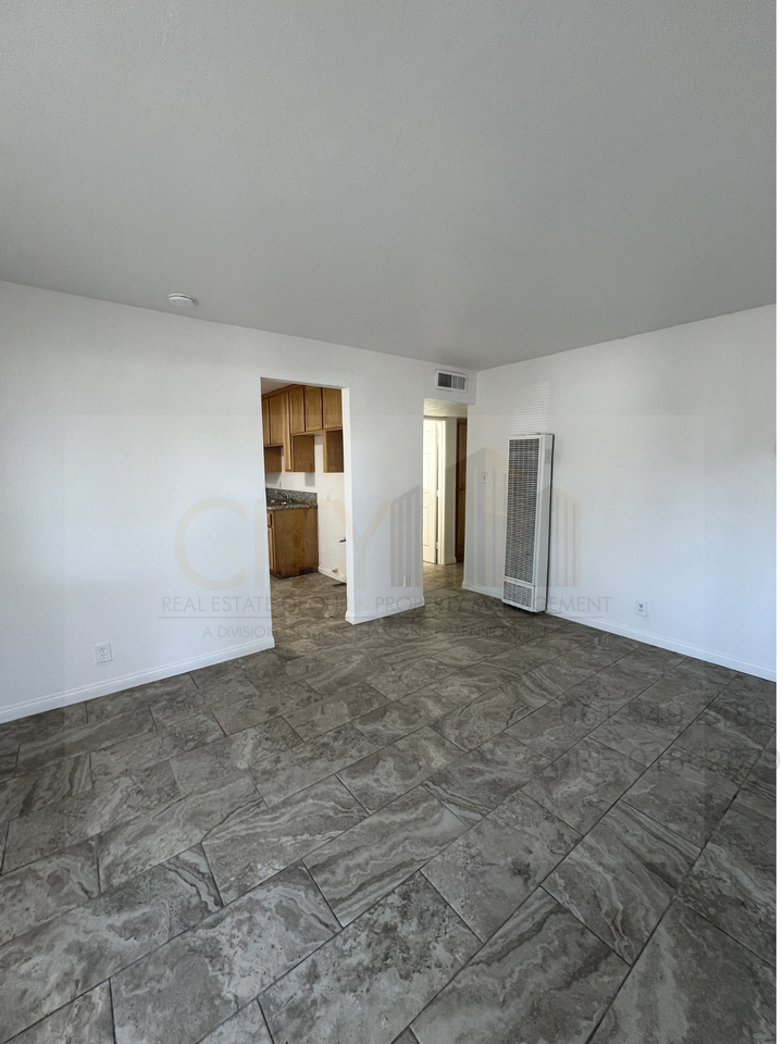 928 P St #1 - Photo 2 of 9
