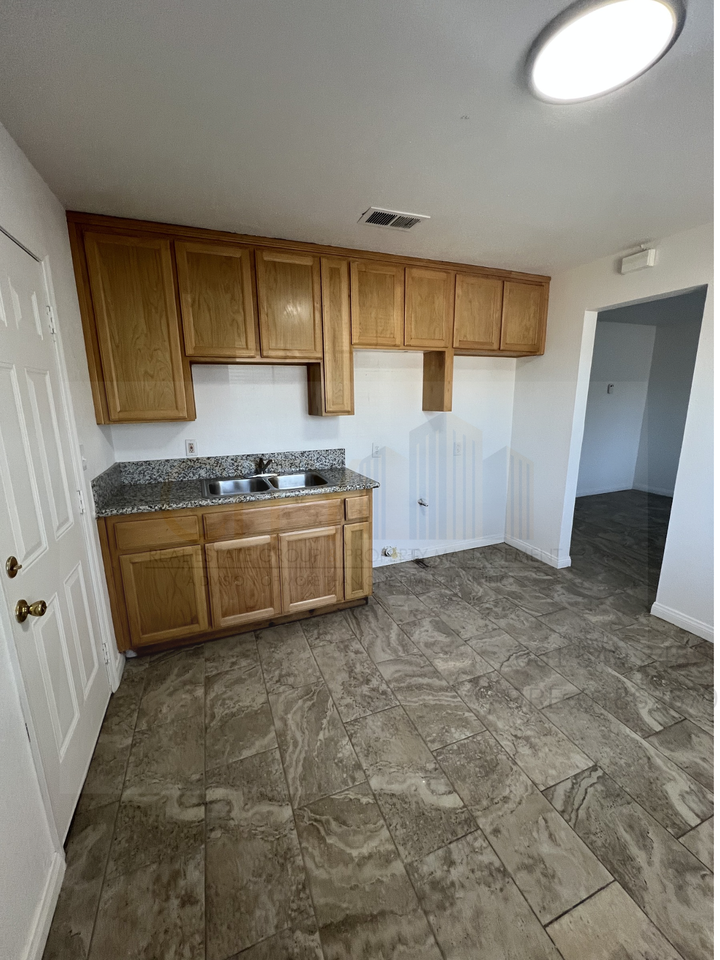928 P St #1 - Photo 5 of 9