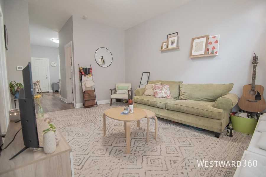 2733 N Wayne Ave #1 - Photo 5 of 28