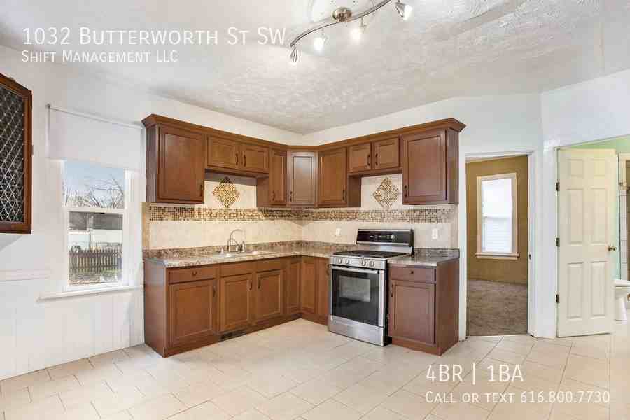 1032 Butterworth St Sw - Photo 3 of 18