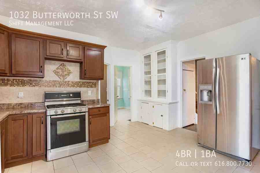 1032 Butterworth St Sw - Photo 4 of 18