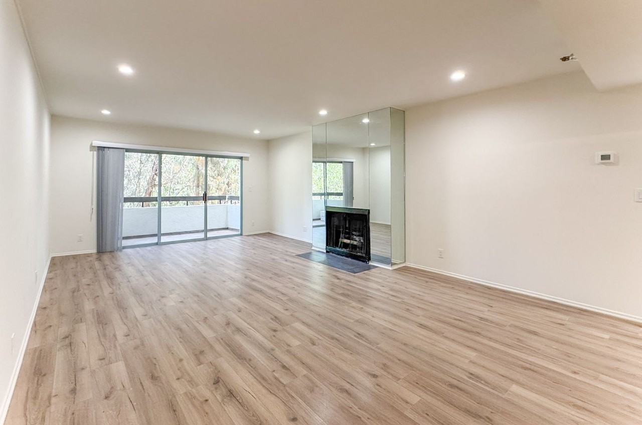 410 S Barrington Ave #205 - Photo 4 of 47