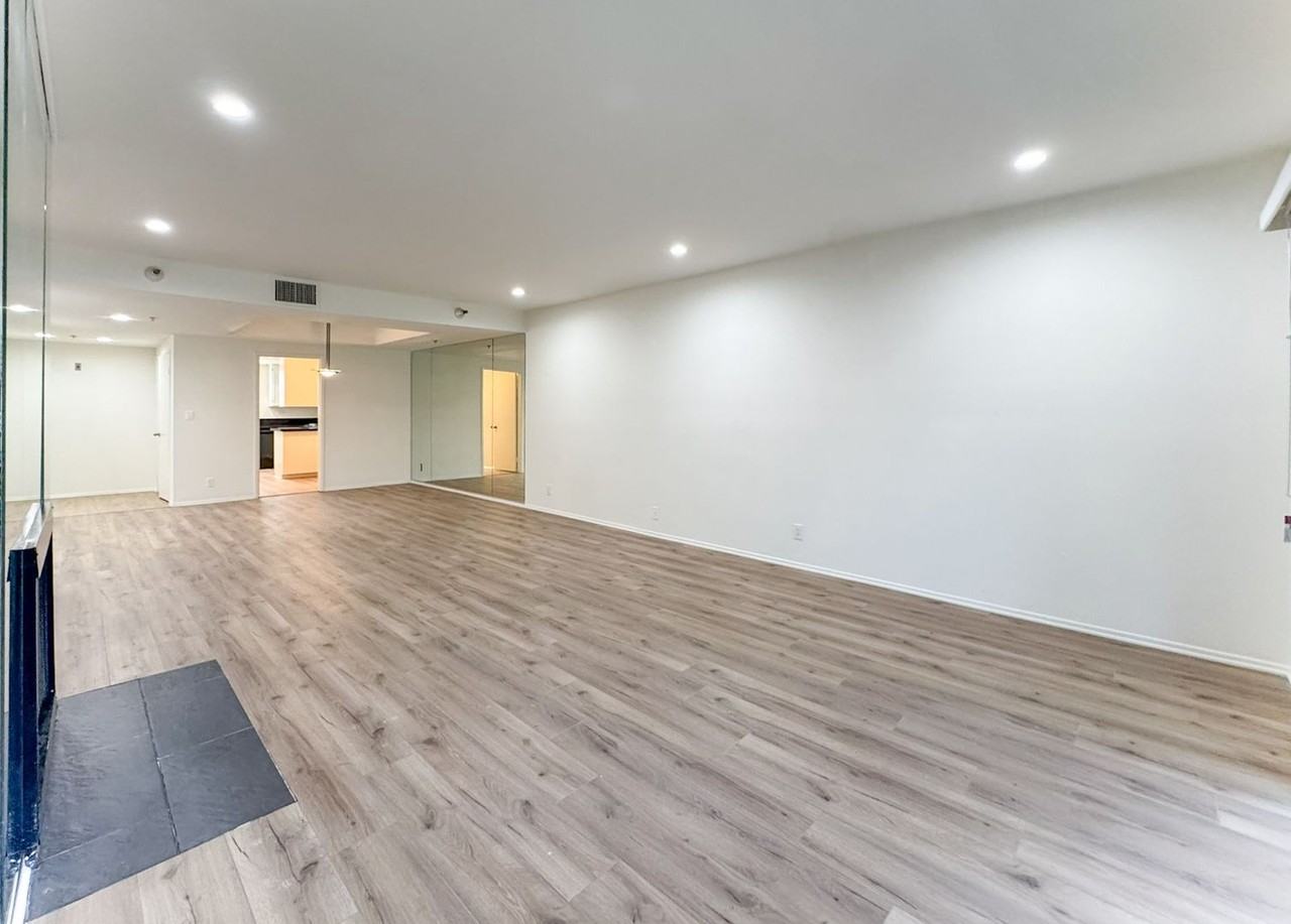 410 S Barrington Ave #205 - Photo 5 of 47