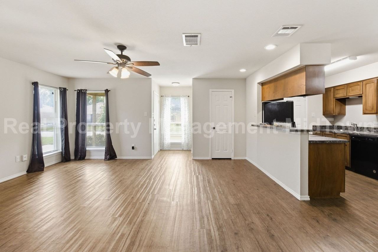 2307 Monte Carlo Dr - Photo 4 of 24