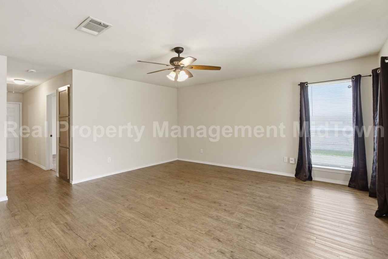 2307 Monte Carlo Dr - Photo 5 of 24