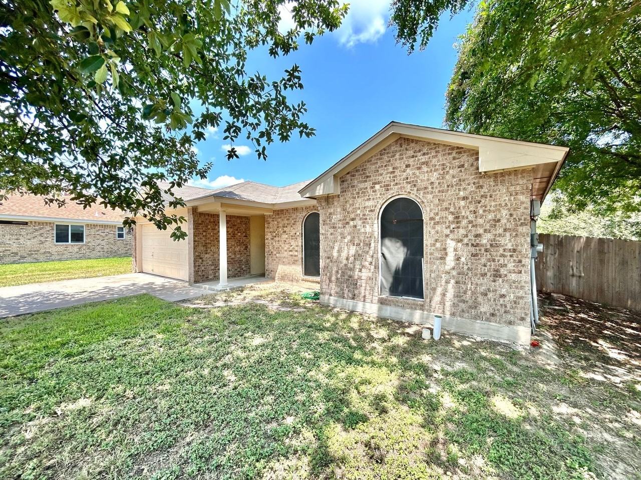 404 Mesquite Cir - Photo 3 of 29
