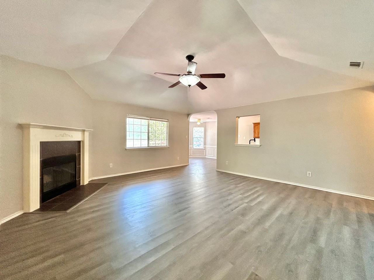 404 Mesquite Cir - Photo 5 of 29