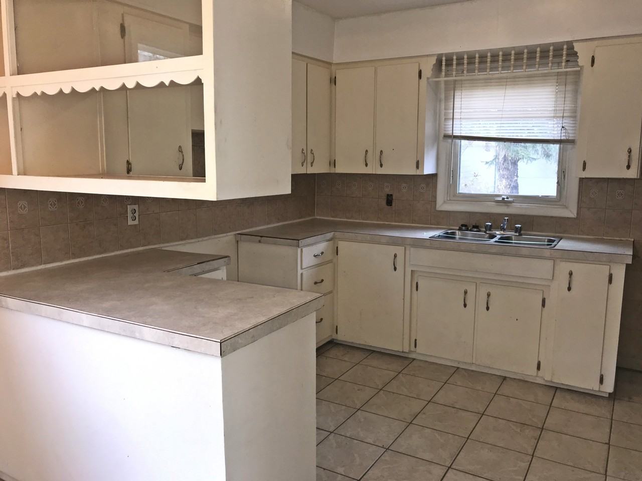 114 16 St N #1 - Photo 5 of 11