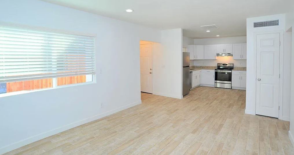1492 // 3318 East Presidio Road - Photo 2 of 12