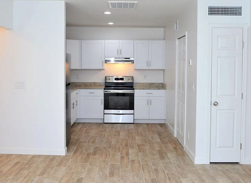 1492 // 3318 East Presidio Road - Photo 3 of 12