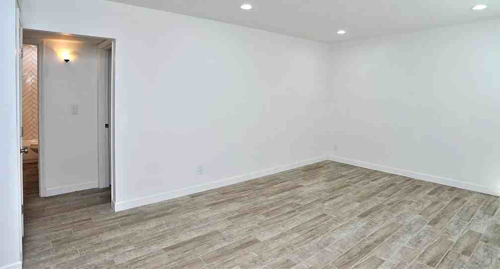 1492 // 3318 East Presidio Road - Photo 6 of 12