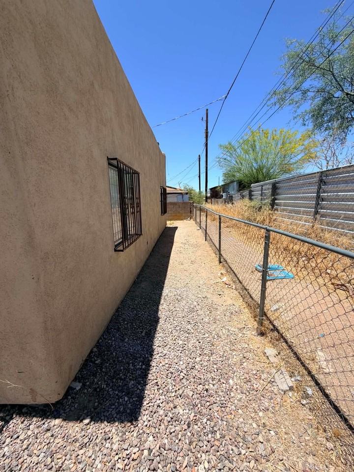 1404 // 4332 S 5th Ave #2 - Photo 3 of 15