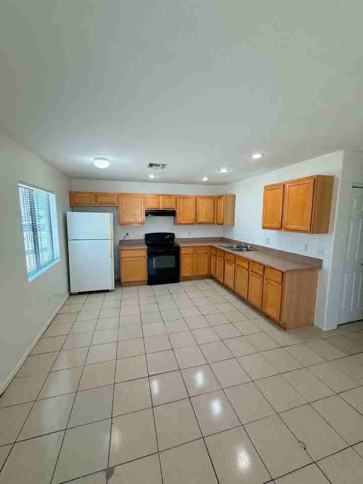 1404 // 4332 S 5th Ave #2 - Photo 5 of 15