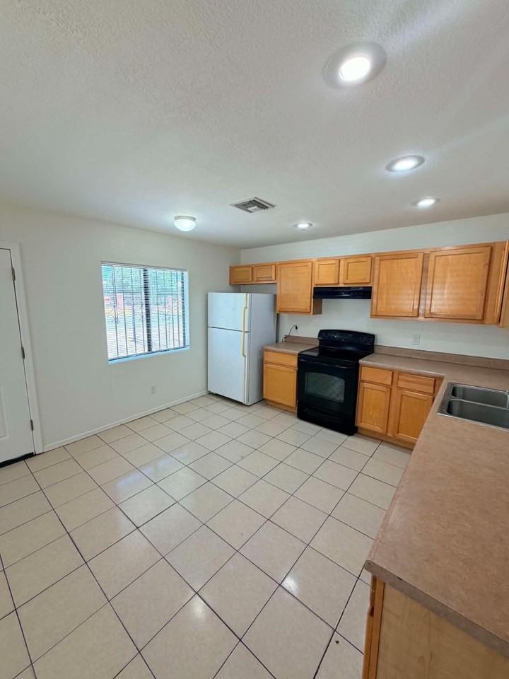 1404 // 4332 S 5th Ave #2 - Photo 6 of 15
