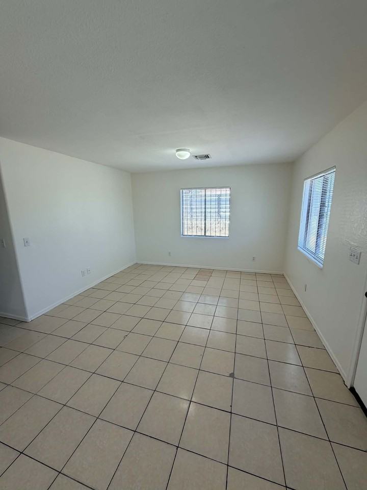 1404 // 4332 S 5th Ave #2 - Photo 7 of 15