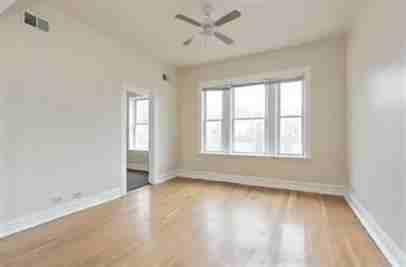 7556 South Champlain Avenue - Photo 6 of 8
