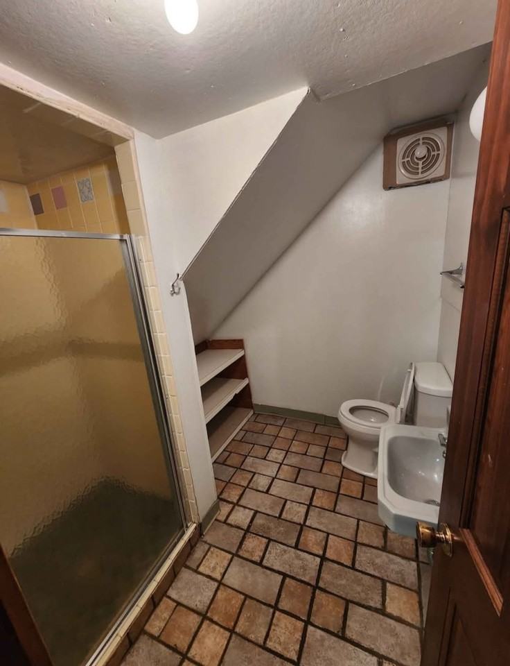 1130 East 9th Street - Photo 3 of 4