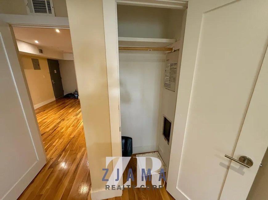 1069 Bergen St - Photo 2 of 9