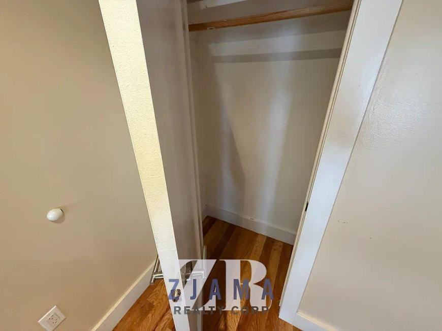 1069 Bergen St - Photo 3 of 9