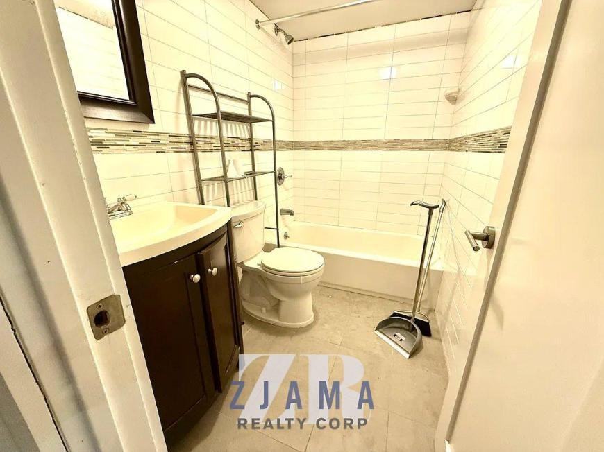 1069 Bergen St - Photo 4 of 9