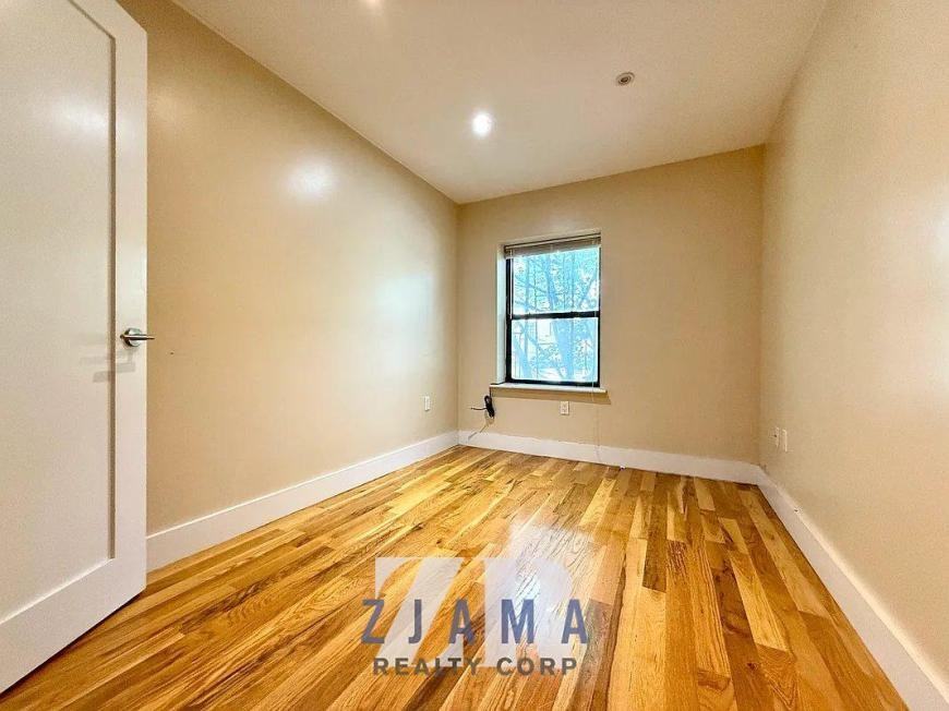 1069 Bergen St - Photo 5 of 9