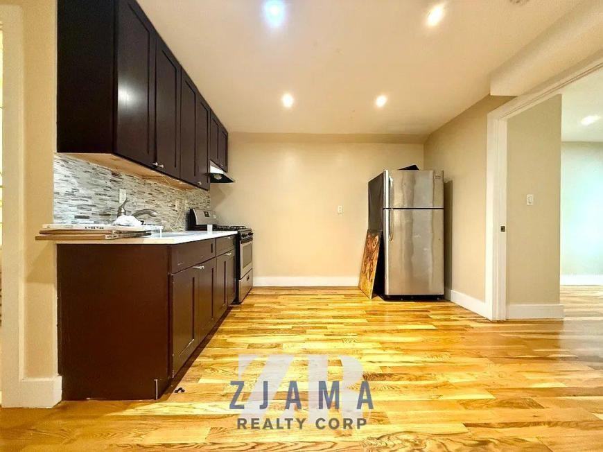 1069 Bergen St - Photo 7 of 9