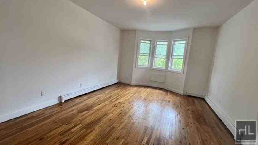 548 Rockaway Ave - Photo 5 of 10